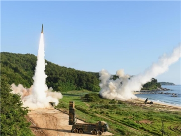 Während einer gemeinsamen Übung der Streitkräfte der USA und Südkoreas werden an der Ostküste von Südkorea eine Rakete vom Typ Hyunmoo-2A (l) und eine ATACMS-Rakete abgefeuert. Foto: YNA