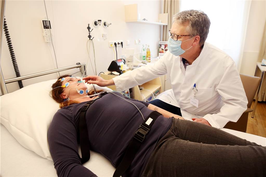 Zwei Nächte im Schlaflabor: Ohrstöpsel gegen Sägewerk im Nebenzimmer Während einer schlafmedizinischen Untersuchung sind die Patienten über Kontakte mit Messgeräten verbunden. Gemessen werden die Bewegung der Augen des Mundes, der Arm- und Beinmuskulatur.