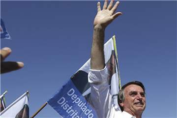 Während einer Wahlkampfveranstaltung ist Jair Bolsonaro bei einem Messerangriff leicht verletzt worden. Foto: Eraldo Peres/AP