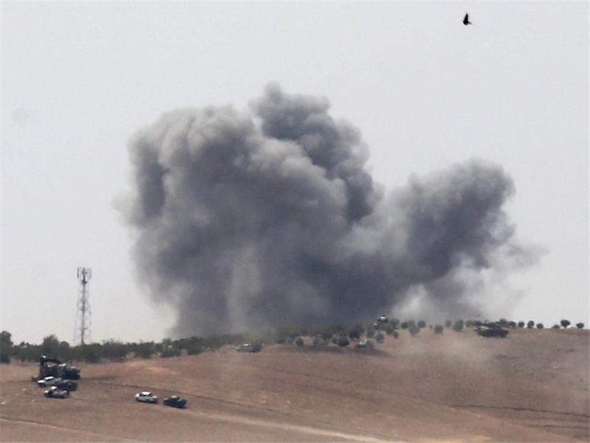 Russland verteidigt Luftangriffe auf Aleppo Während eines Militäreinsatzes in Syrien steigt die Rauchwolke einer Explosion auf. Foto: Sedat Suna/Symbolbild