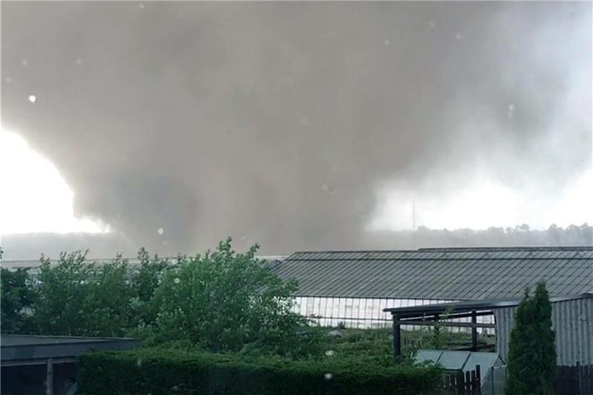Ab in den Keller: Verhaltenstipps bei einem Tornado Während eines Tornados eignen sich Kellerräume als Zufluchtsort - ein Auto jedoch nicht. Foto: Ralf Nowak