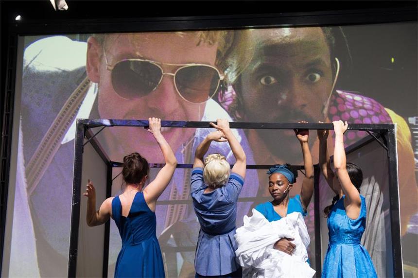 Was wäre aus Abraham ohne seine „Hagar“ geworden? Während ihrer "Hagar"-Performance: (v.l.) Kerstin Pohle, Kristina Peters, Edith Voges Nana Tchuinang und Simin Soraya; im Video: (v.l.) Florian Lauss und David Guy Kono