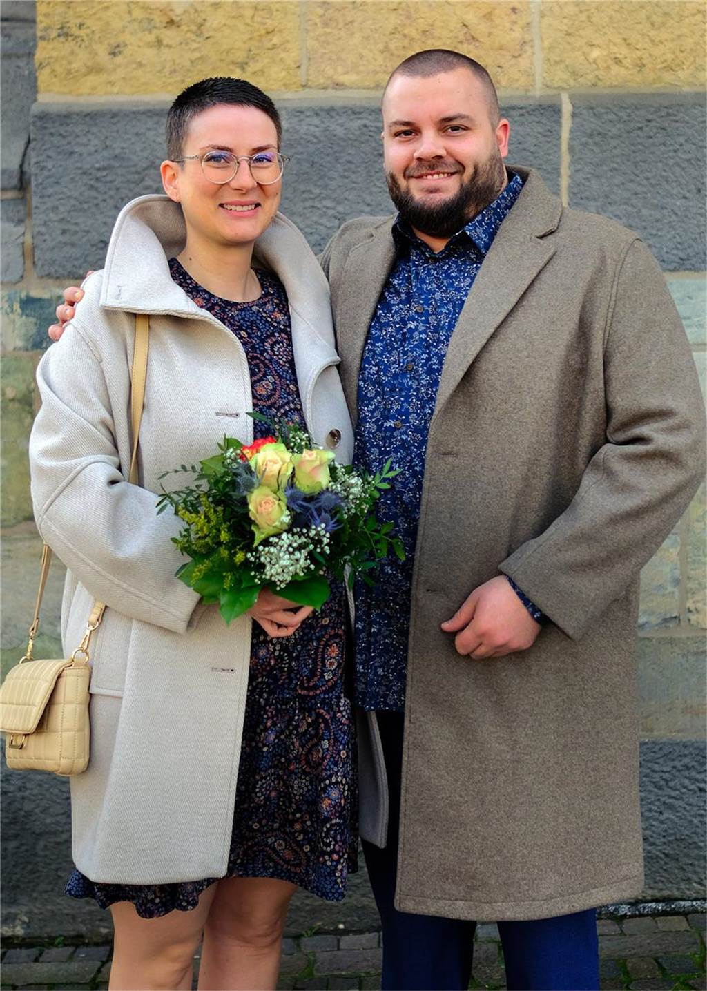 Das Hochzeitspaar Malin Reeck und Manuel Behrens vor dem Recklinghäuser Rathaus.