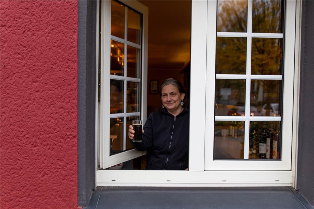 Traditionskneipe „Wöller Storwe“ öffnet unter neuer Leitung Während im Winter lediglich einige Stehtische im Außenbereich stehen, wird im Sommer ein kleiner Biergarten geöffnet. Durch das Fenster kann Wirtin Corinna Sogemeier ihre Gäste direkt versorgen.