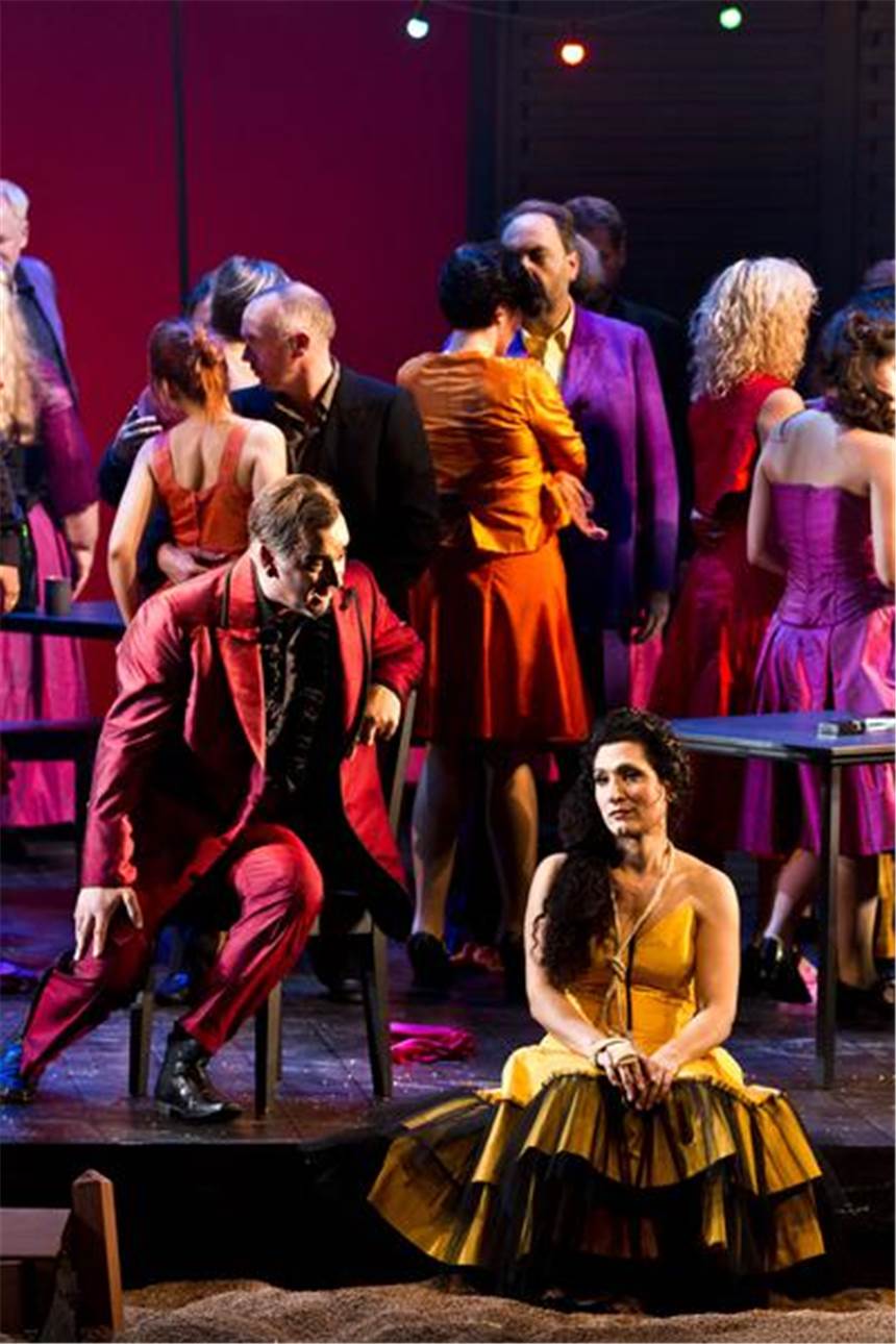 Carmen ist Traviatas Schwester Während in der Taverne von Lillas Pastia die Party steigt, denkt Carmen (Tara Venditti) nur an ihren Don José. Auch der Torero Escamillo (Gregor Dalal) kann sie nicht bezirzen.