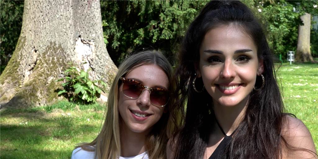 Angelina (20) führt eine Fernbeziehung - fehlt die Tiefe oder steigt die Intensität? Während Julie (l.) erst seit fünf Monaten in einer Beziehung ist, hat Angelina (20) ihren Freund seit zwei Jahren.