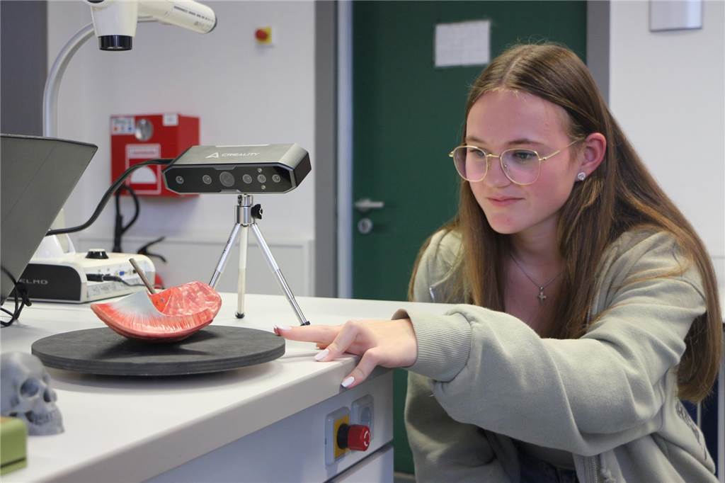 3D-Scanner an der Herta: Klara und Lina „klonen“ sich selbst Scanner mit Drehteller
