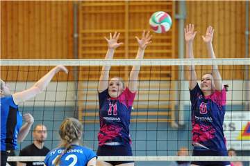 Während Laura Harpering (r.) den VfL verlassen hat, kehrt Karlotta Wigger (M.) ins Team zurück.