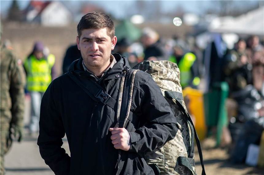 Während Millionen Menschen vor dem Krieg in der Ukraine fliehen, reisen andere wieder zurück in ihre Heimat - aus verschiedenen Gründen.