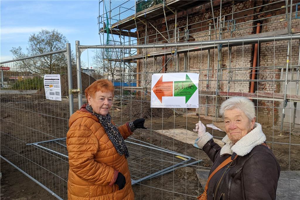Tunnelabriss am Bahnhof Dorsten: Noch einige Orientierungsprobleme Während Ruth Weske (links) die Wegeausschilderung als ausreichend empfand, wenn man etwas Zeit mitbringt, äußerte Hannelore Szepaniak (rechts) Kritik.