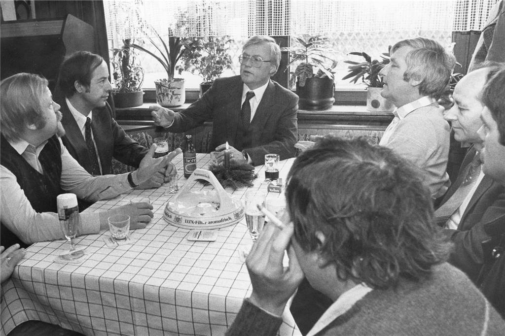 Ex-Bürgermeister Bernhard Krass wird 85 Jahre alt: Stets offene Ohren Während seiner Amtszeit als Bürgermeister führte Bernhard Krass regelmäßige Gespräche in den einzelnen Ortsteilen der Gemeinde Schermbeck ein. Im Dezember 1983 sprach er mit Gahlener Bürgern.