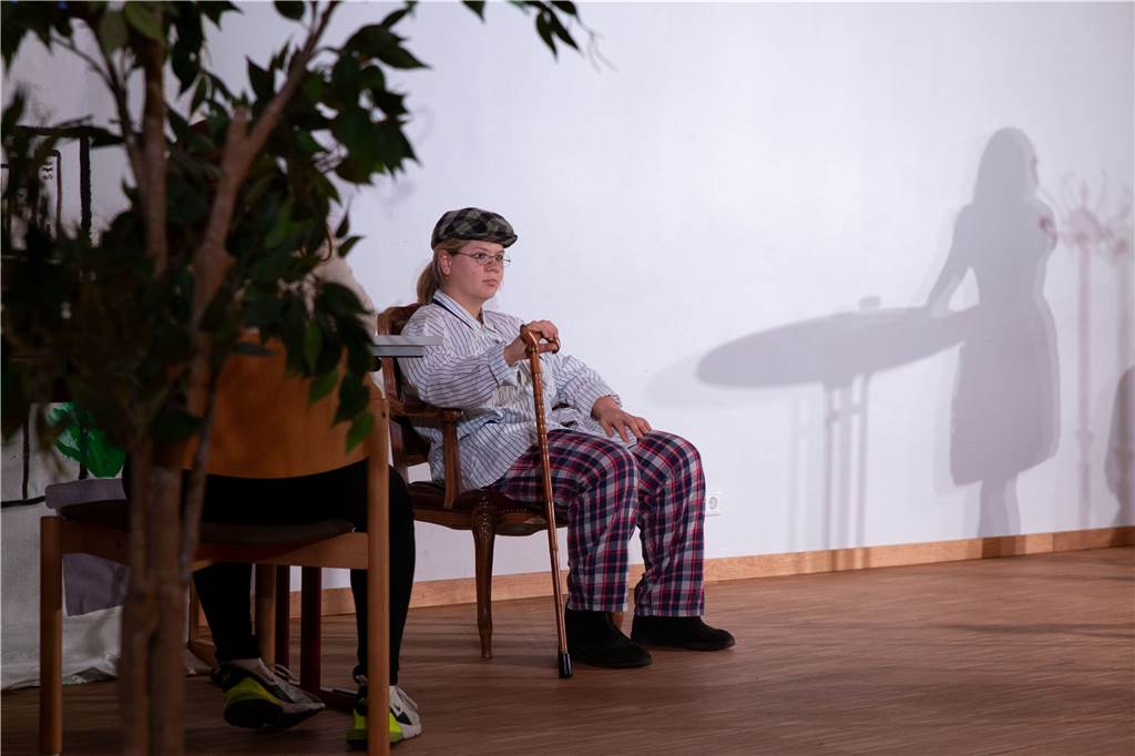 Literaturkurs des VGK führt Neuauflage von „Das Erbe“ auf Während sich die Mädels eher für das Schauspiel interessieren, sind die Jungs an der Technik beschäftigt.