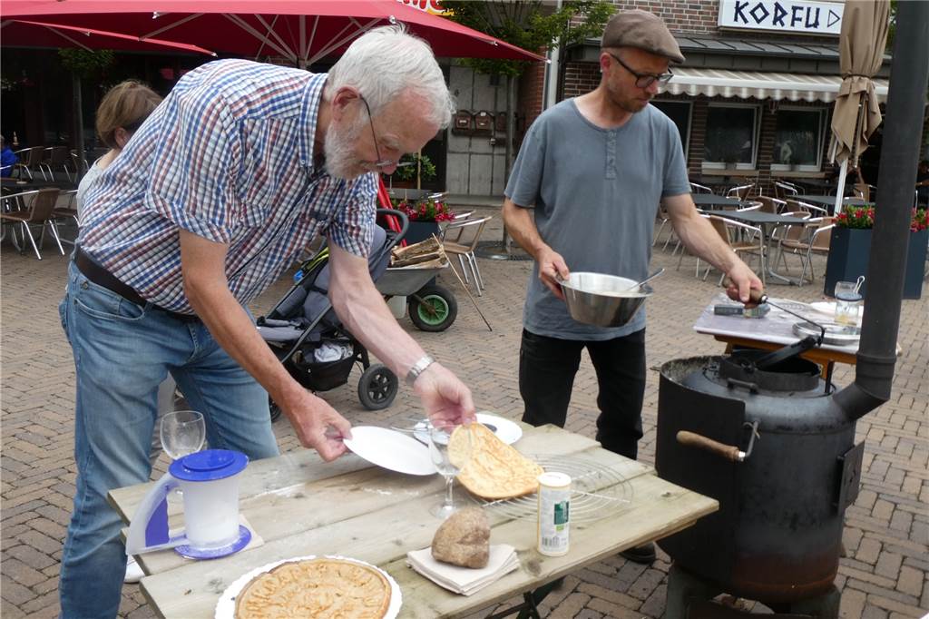 Mit selbst gebautem Waffelofen auf dem Markt in Olfen: Aktion für guten Zweck Während Tobias Mehring die Waffeln auf seinem selbst gebauten Feuertopf backt, sorgt Arbeitskreis-Sprecher Heiner Dieckmann für den Verkauf.