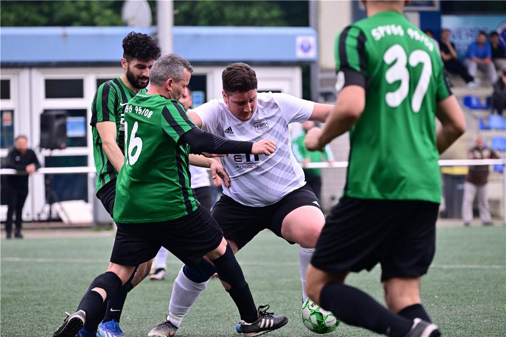 Fast alle Entscheidungen gefallen: Die Auf- und Absteiger im Kreis RE und wer noch im Einsatz ist Während Tugrul Kurt (weißes Trikot) mit Fenerbahce Marl in die A-Liga aufsteigt, geht die Spvgg. 95/08 freiwillig in die Kreisliga C.