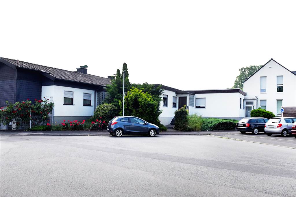 Teure Lösung in Sicht: Kann Familie Ahlers den Abriss ihres Hauses verhindern? Während viele Nachbarn in anderen Häuserreihen der Siedlung ihre Häuser aufgestockt haben, ist in der Reihe der Ahlers nur ein Schutzdach entstanden. Die direkten Nachbarn haben noch ein Flachdach.