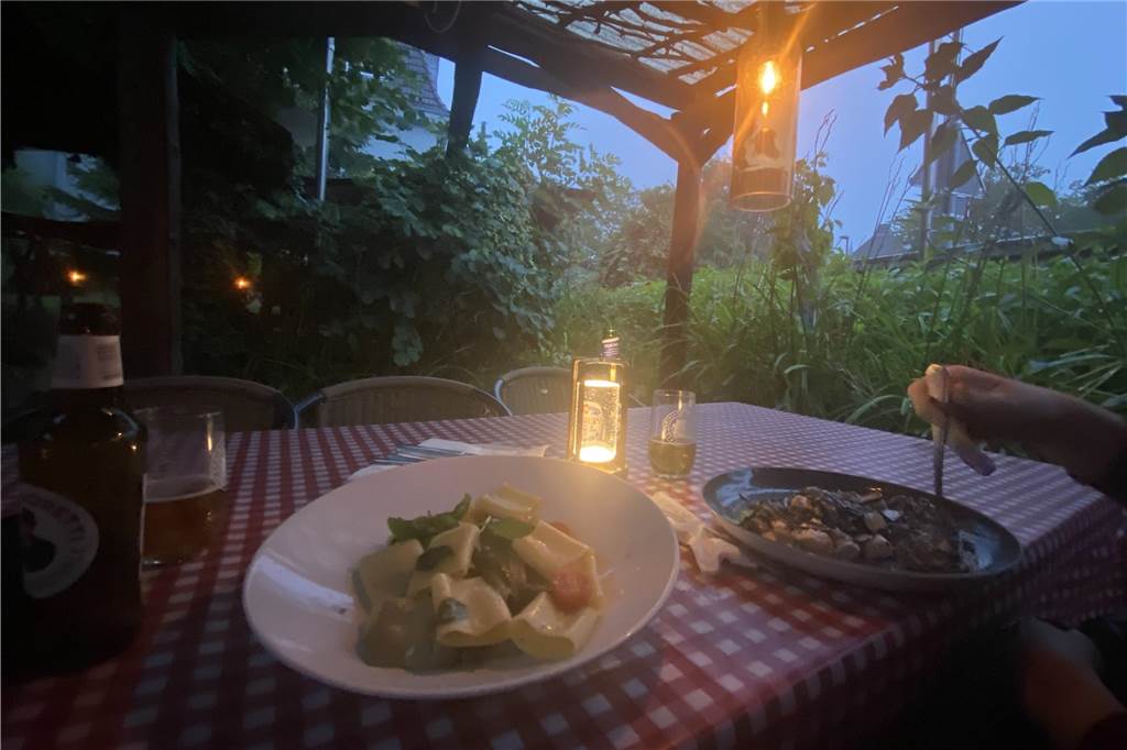 Die Trattoria Puglia im Biergarten-Check: Ein kleines Stück Italien Während vor der Pergola der Regen in Strömen prasselt, lässt es sich bei guten italienischen Essen angenehm aushalten.