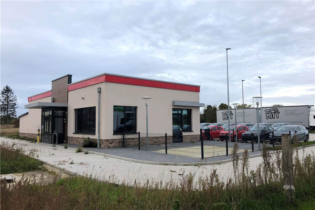 Geplantes Fastfood-Restaurant in Selm: Plötzlich ist der Parkplatz voll Wäre nicht das wuchernde Grün auf der Fläche, könnte man angesichts der Fahrzeuge auf dem Parkplatz denken, das geplante Fastfood-Restaurant sei in Betrieb.