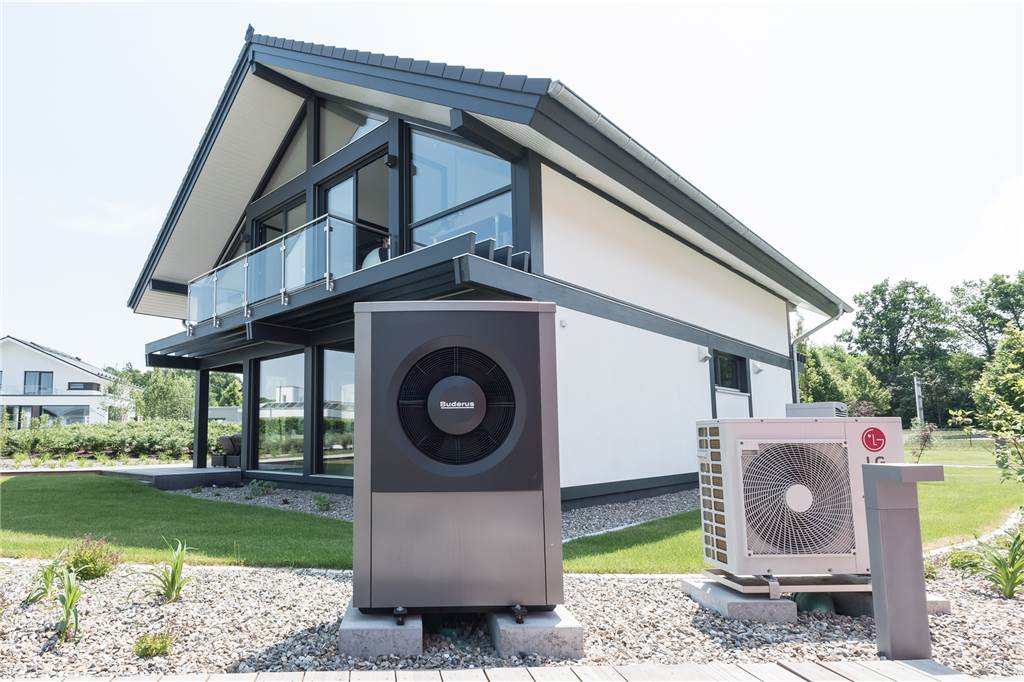 Geförderte PV-Anlagen und Co: Riesiger Run auf fünfstelliges Restbudget Wärmepumpen sind bei Neubauten längst der neue Heizungsstandard. Doch auch bei Altbauten kann sich eine Umrüstung lohnen. Probleme gibt es aber aktuell bei der Lieferbarkeit aller benötigten Einzelteile.