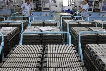Wagen mit Lithium-Ionen-Batterien in einer Fabrik in der ostchinesischen Provinz Jiangsu. Foto: Chinatopix/AP