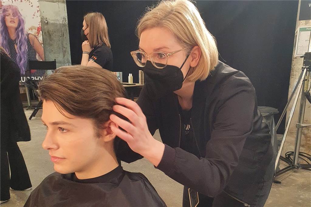 Theresa Wagener frisierte GNTM-Models bei der Fashion Week Berlin Wagener bei der Arbeit in Berlin: Einige der Eindrücke wird die Meisterin sicher auch in das Tagesgeschäft übernehmen.
