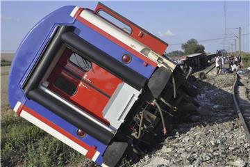 Waggons des Unglückszugs liegen neben den Gleisen. Foto: Mehmet Yirun/DHA-Depo Photos/AP