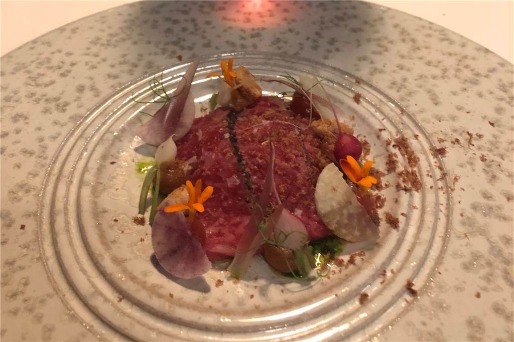 Nebel-Austern und dekonstruiertes Snickers: Die Sterne-Küche des Iuma im Test Wagyu-Beef aus den USA, Darunter, nicht zu sehen, unreife Papaya.