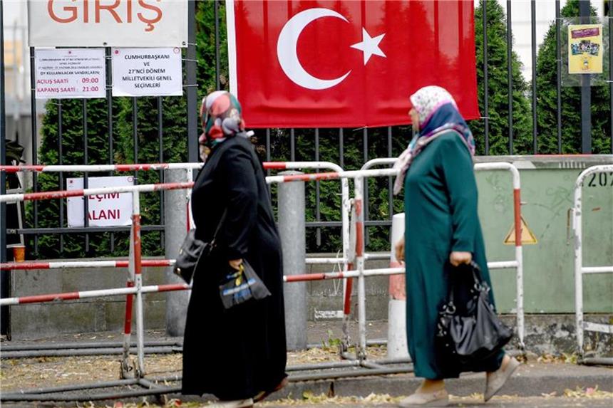 Letzter Tag der Türkei-Wahl in NRW: teils rege Beteiligung Wahlberechtigte stehen vor dem Gelände des türkischen Generalkonsulats für die Stimmabgabe. Foto: Britta Pedersen/aktuell