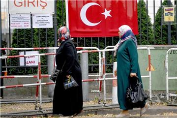 Wahlberechtigte stehen vor dem Gelände des türkischen Generalkonsulats für die Stimmabgabe. Foto: Britta Pedersen/aktuell