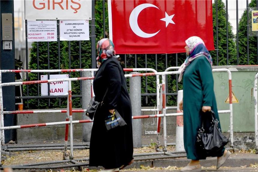 Beteiligung an Türkei-Wahl in Deutschland steigt deutlich Wahlberechtigte vor dem Gelände des türkischen Generalkonsulats in Berlin. Foto: Britta Pedersen