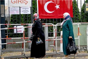 Wahlberechtigte vor dem Gelände des türkischen Generalkonsulats in Berlin. Foto: Britta Pedersen