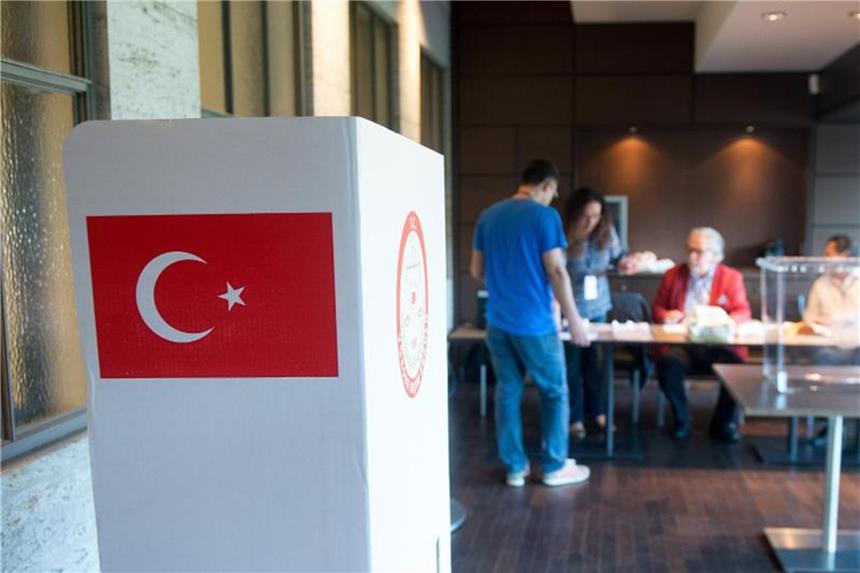 Türkei-Wahl: Vergleichsweise hohe Beteiligung in NRW Wahlhelfer bereiten ein Wahllokal vor. Foto: Maurizio Gambarini/Archiv