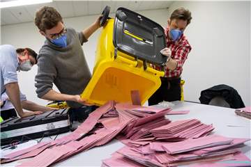 Wahlhelfer sind bei der Landtagwahl in NRW am 15. Mai unter anderem für die Auszählung zuständig. Die Gemeinde hat sein Helferteam bereits zusammen. 