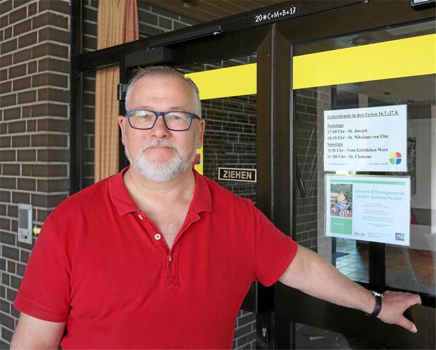 Bundestagswahl: Dortmund fehlen 700 Wahlhelfer Wahlhelfer und SPD-Vorsitzender Dirk Sanke in Wickede vor dem Wahllokal „Katholische Kita vom göttlichen Wort“ am Wickeder Hellweg 59.