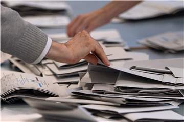 Wahlhelfer und Wahlhelferinnen zählen in einem Wahllokal Stimmzettel für die Bundestagswahl. (Symbolbild)