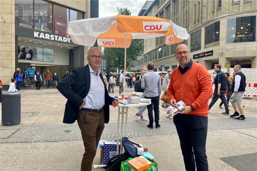Wahlkampf-Endspurt: Die CDU-Kandidaten Klaus Wegener (l.) und Michael Depenbrock waren am Westenhellweg gemeinsam im Einsatz.