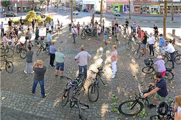 Wahlkampf mit Abstand und Maske: Rund 60 Ahauser nahmen an der Sommertour des CDU-Bürgermeisterkandidaten Michael Räckers teil und besuchten neuralgische Punkte in der Stadt, zum Beispiel den Marienplatz.