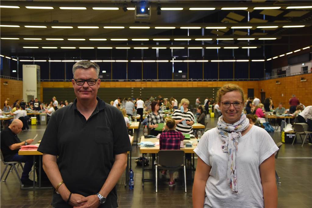 Wahlleiter Michael Eckardt und Briefwahlvorstand Laelia Schulze Langenhorst bei der Briefwahlauszählung in der Europahalle am Sonntag.