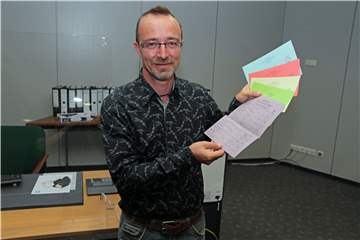 Wahlorganisator Sven Henning zeigt die fünf Stimmzettel für die Wahl (Stadtrat und Bürgermeister Werne, Kreistag und Landrat Kreis Unna, RVR-Parlament).