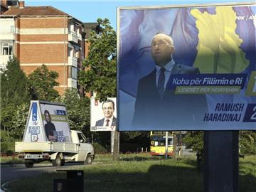 Wahlplakate in Pristina. Der jüngste Staat Europas wählt ein Jahr vor dem regulären Termin, weil die Regierung durch ein Misstrauensvotum gestürzt wurde. Foto: Visar Kryeziu