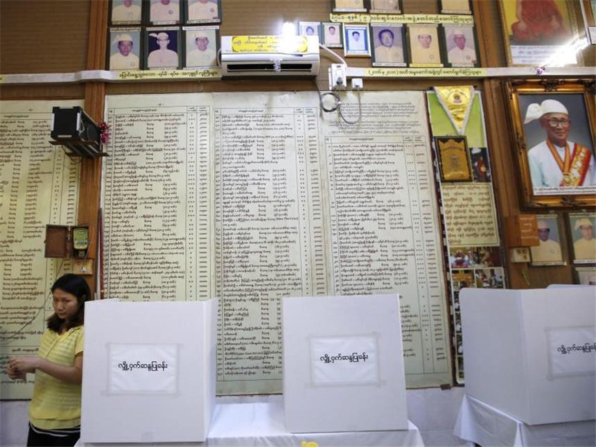 Wahlurnen für die Wahl in Myanmar. Foto: Rungroj Yongrit