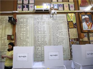 Wahlurnen für die Wahl in Myanmar. Foto: Rungroj Yongrit