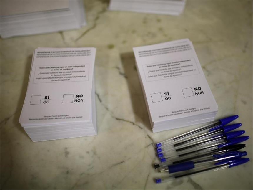 Hunderte Verletzte nach Gewalt bei Katalonien-Abstimmung Wahlzettel und Stifte in einem zum Wahllokal umfunktionierten Sportcenter. Foto: Francisco Seco