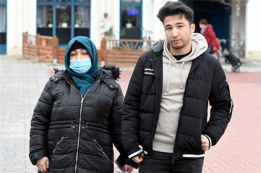 Wais Ahmad Faizi (24) und seine Mutter Dilara Islami (49), die in Dortmund lebt, berichten über das Schicksal ihrer Familie.
