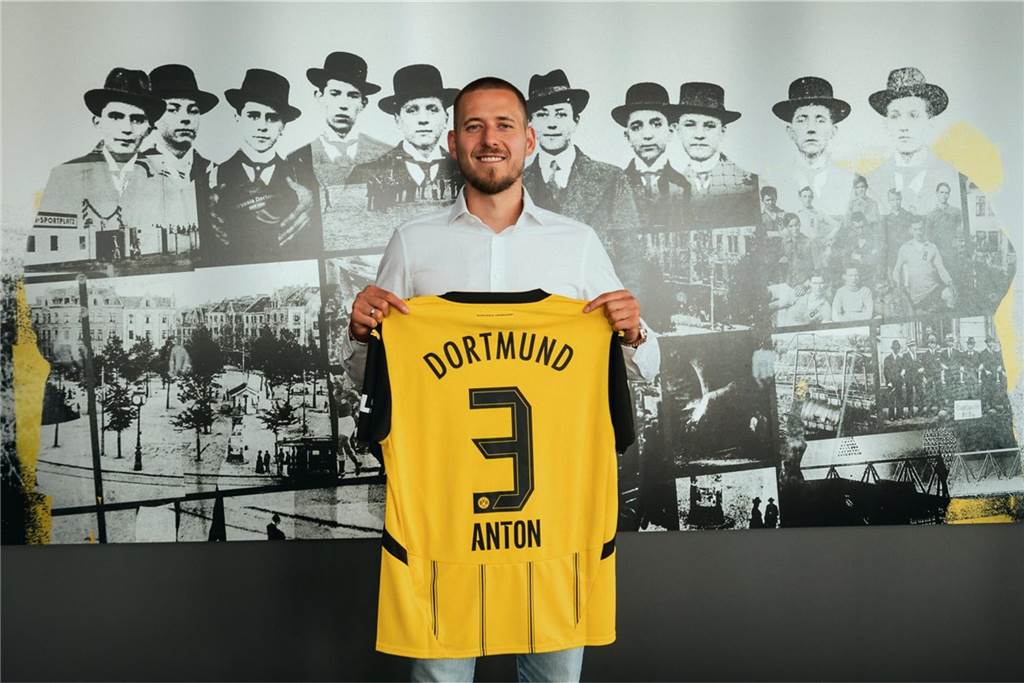 Exklusive BVB-Bilder - hier unterschreibt Anton in Dortmund: Verein macht Transfer offiziell Waldemar Anton hält das Trikot mit der Nummer drei in der Hand.