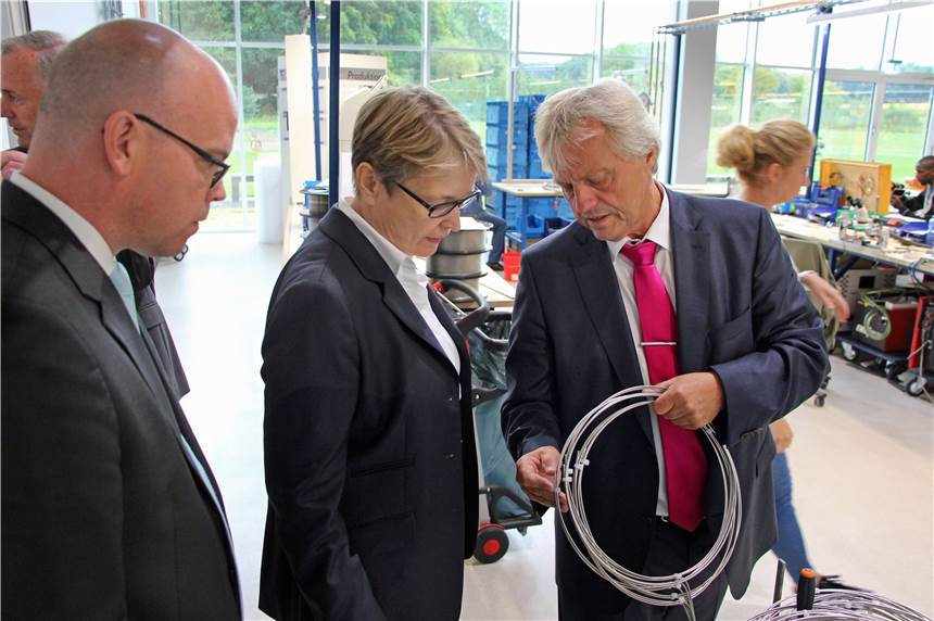 Thermo Sensor will weiter wachsen und neue Mitarbeiter einstellen Waldemar Dobslaff (r.) erläutert Gabriela Pantrig, Vorstands-Mitglied der NRW Bank, Details der Produktion. Links Ingo Rosenow, Vize-Pressesprecher der NRW Bank.