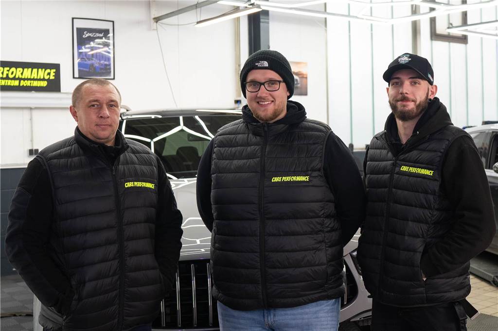Bei Ron Buretzki (22) wäscht die Autos der Dortmunder Prominenz Waldemar Liehr (li.) hat seinen Sohn in die Automobil-Branche gebracht. Jetzt arbeitet er ebenso wie Marian Greven (re.) für Ron-Adrian Buretzki.