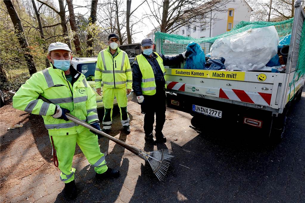 Fleischreste, Hundekot: Müllmännern stinkt es gewaltig Waldemar Schmidt, Holger Locke und Alois Herzog (v.l.) am Container-Standort an der Nordenmauer. Dort wuchteten sie gerade einen ausrangierten Kühlschrank aufs neue E-Mobil.