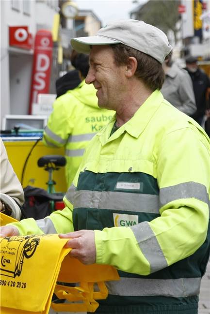 Fleischreste, Hundekot: Müllmännern stinkt es gewaltig Waldemar Schmidt im Jahr 2011, als er acht Jahre zum Team der leuchtend gelben Reinigungskräfte zählte und in der Fußgängerzone über seine Arbeit informierte. Morgens um 7.45 Uhr satteln sie ihre Lastenfahrräder und sammeln säckeweise Müll von Straßen, Gehwegen und aus Gräben.