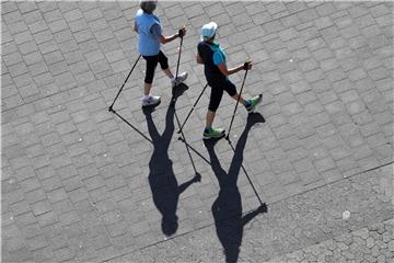 Walken ist ein gelenkschonender Sport. Foto: Christian Charisius/dpa