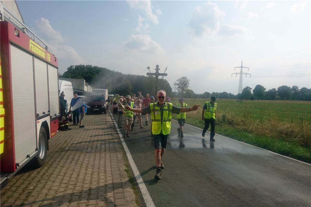 Werl-Pilger kam diese Abkühlung bei mehr als 30 Grad gerade recht Wallfahrtsleiter Heinz Abdinghoff führt den Zug der Wallfahrerinnen und Wallfahrer an und kam als Erster in den Genuss der Abkühlung.